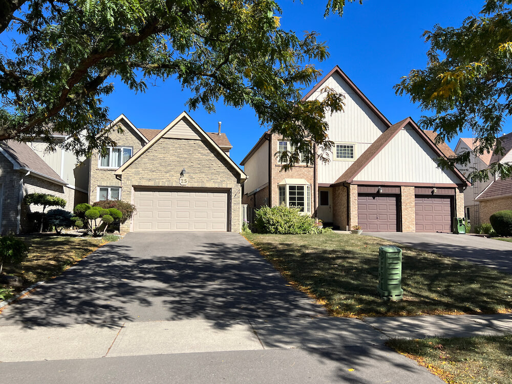 Houses in Centennial Park-Eringate neighbourhood