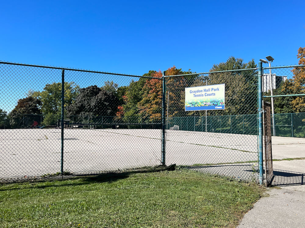 tennis court in Graydon Hall neighbourhood