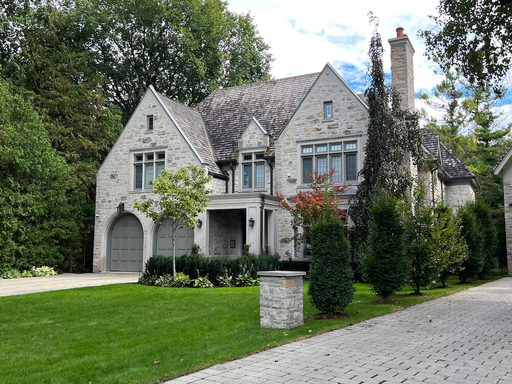 home in Hoggs Hollow neighbourhood