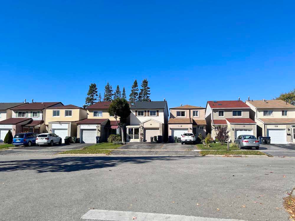 houses in L'Amoreaux neighbourhood