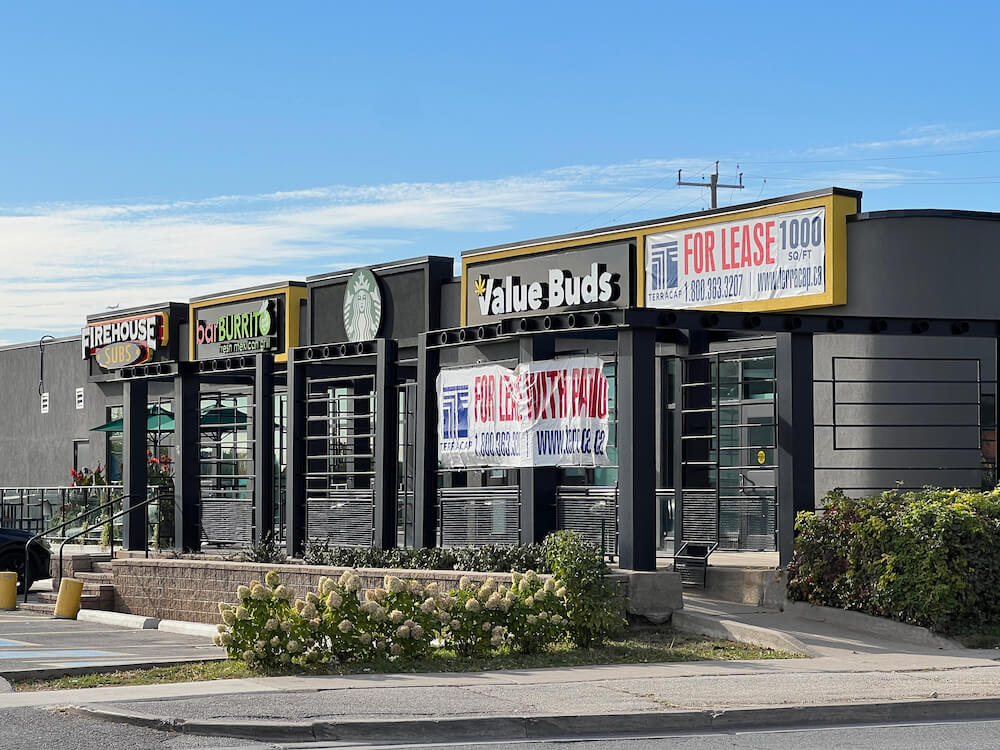 restaurants in Maple Leaf Drive neighbourhood