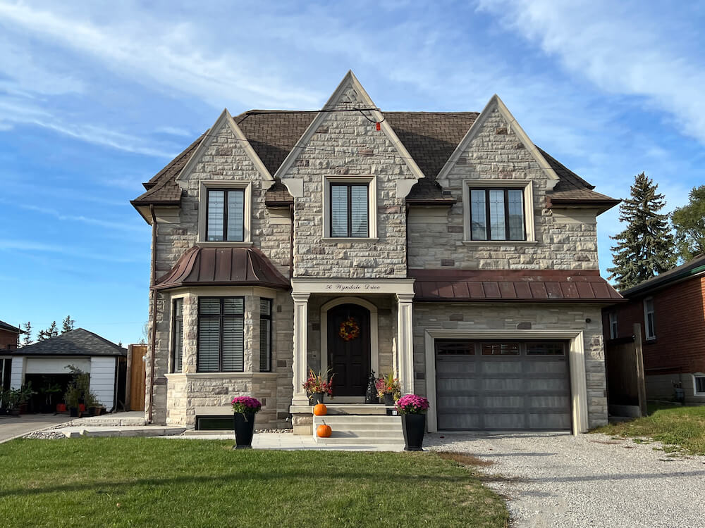 house in Maple Leaf Drive neighbourhood