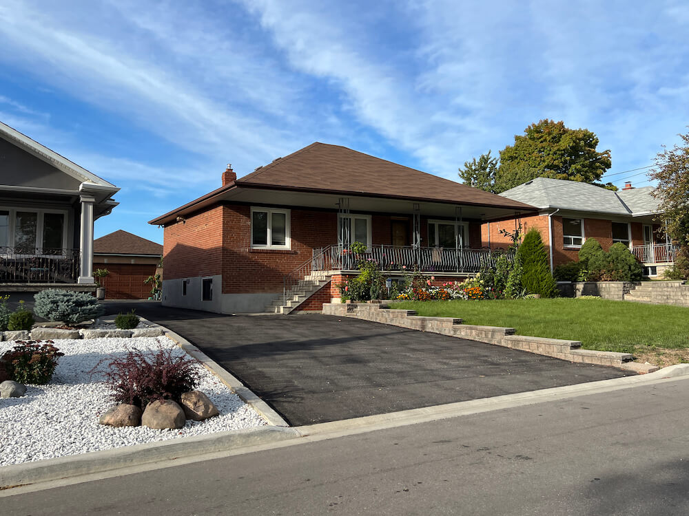 homes in Maple Leaf Drive neighbourhood