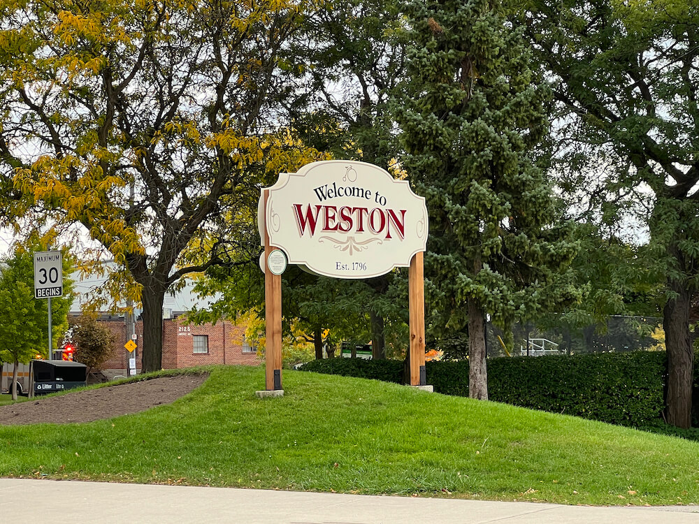 welcome to Weston sign