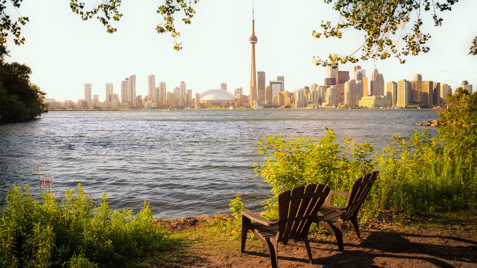 Image of an Ontario cottage by the water.