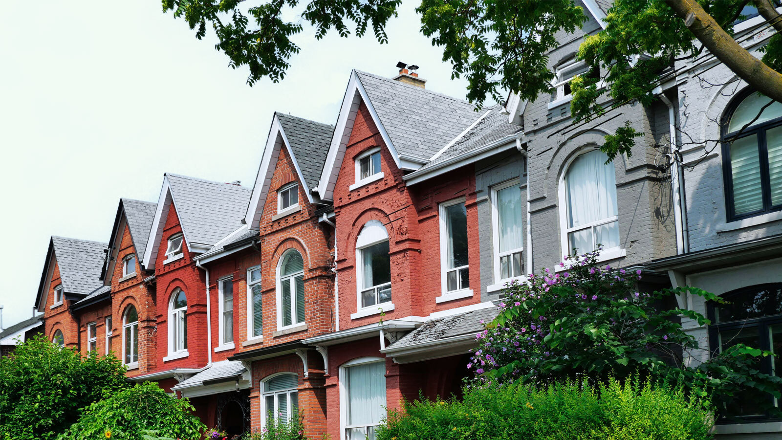 The number of homes on the market continues to climb in major Canadian cities giving some buyers a shot at a discount.